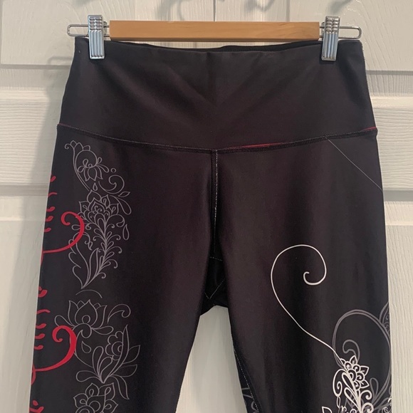 Nominou Shabeena High Rise Crop Black & Red Print Leggings - Picture 7 of 15